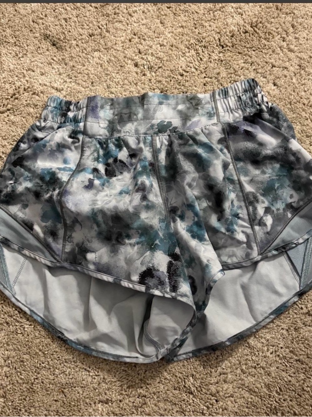 Lululemon Watercolor Print Women’s Hottie Hot Shorts
